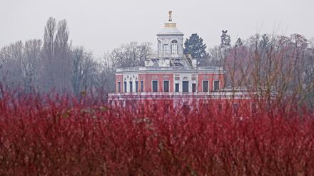 Im Marmorpalais im Neuen Garten in Potsdam kann seit Dienstag ein altes Tafelservice aus dem Bestand König Friedrich Wilhelms II. besichtigt werden. 