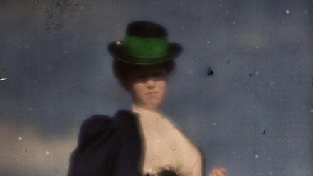 Das Barberini plant 2022 eine Schau zu Fotografie und Impressionismus. Hier Heinrich Kühns "Miss Mary Warner im blauen Kostüm mit Stock" von 1907.