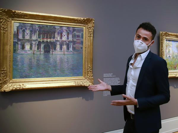 Museumskurator Daniel Zamani vor dem "Palazzo Contarini" von Monet. 