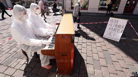 Julian Eilenberger und Andreas Güstel vom Duo "Be-Flügelt" spielen als Protest Klavier in der Brandenburger Straße.