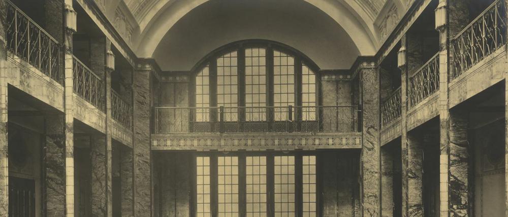 Ein Blick in die Repräsentationshalle der Seidenweberei Michel &amp; Cie um 1913.