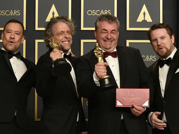 Gerd Nefzer (2.v.r.) und Brian Connor, Paul Lambert und Tristan Myles (v.l.) freuen sich über den Oscar.