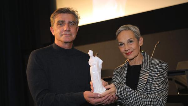 Regisseur Lutz Pehnert und Laudatorin Marion Brasch bei der Verleihung der „Clio“ 2022 im Filmmuseum Potsdam.