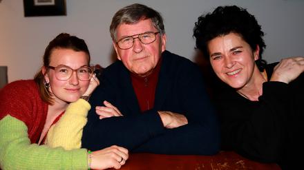Potsdamer Filmerbe: Der Defa-Regisseur Roland Oehme mit Enkelin Clara Maria Kirchhoff (links) und Tochter Anne-Gret Oehme.