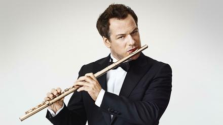 Flötist Emmanuel Pahud ist der Solist in dem Konzert, mit dem die Kammerakademie Potsdam ihren Wiedereinstand im Schlosstheater gibt.