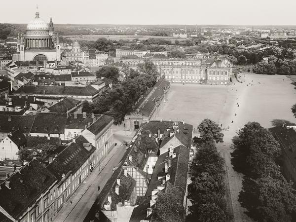 Blick vom Turm der Garnisonkirche in Richtung Nikolaikirche, Stadtschloss, Lustgarten, um 1930.