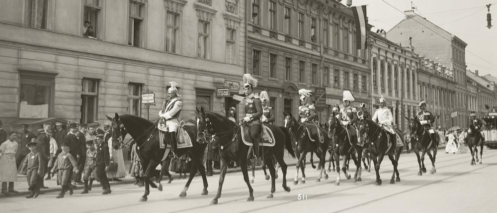 Charlottenstraße mit Kaiser Wilhelm II. zu Pferde um 1910. Im Hintergrund die elektrische Straßenbahn.