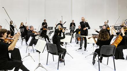 Die Kammerakademie Potsdam mit Dirigent Antonello Manacorda, der seit 2010 das Ensemble leitet.