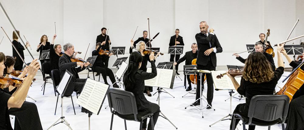 Die Kammerakademie Potsdam mit Dirigent Antonello Manacorda, der seit 2010 das Ensemble leitet.