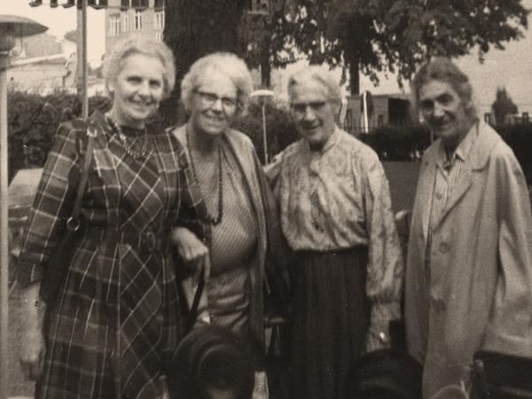 Andrea und Valerie Wolffenstein zusammen mit Gertrud und Elisabeth Schiemann (v.l.) im Sommer 1965 in Berlin.