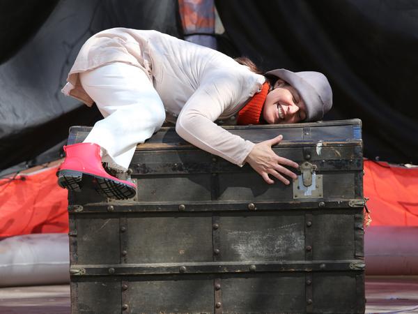 Marianna Linden als Taube in "An der Arche um Acht" vom Poetenpack im Q-Hof. Es ist ist Potsdams erste Kindertheaterpremiere nach dem Lockdown.