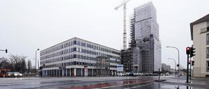 Das Rechenzentrum mit der benachbarten Baustelle des Turmes der Garnisonkirche im Dezember 2021.