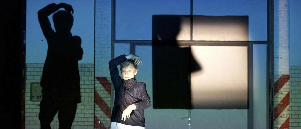Riki von Falken in ihrer Choreografie "Die Architektur der Linie", mit der sie 2022 bei Made in Potsdam gastiert.