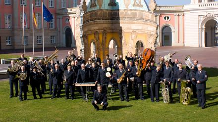 Das Landespolizeiorchester Brandenburg vor dem Brandenburger Landtag in Potsdam.