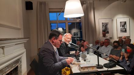 Uwe Tellkamp (l.) und Moderator Carsten Wist bei der Buchpremiere von "Der Schlaf in den Uhren" in der Villa Quandt.