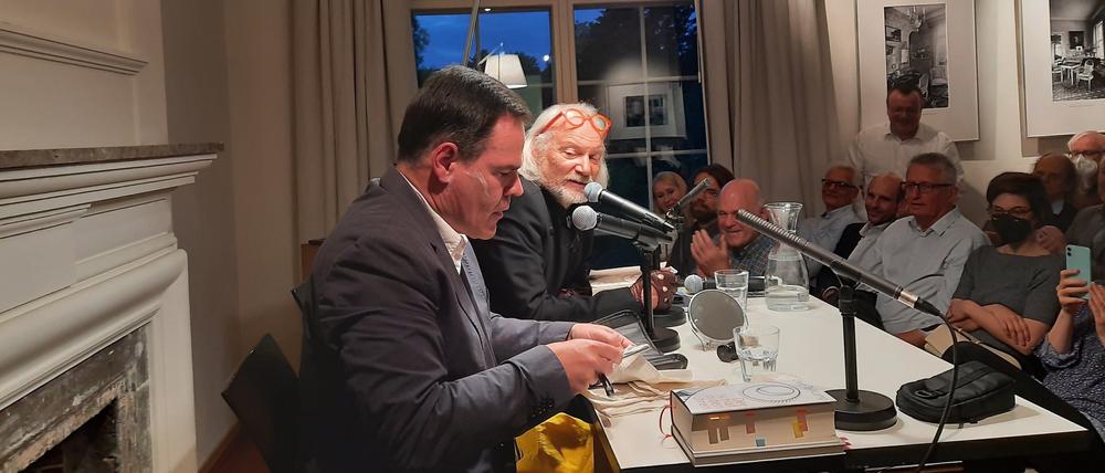 Uwe Tellkamp (l.) und Moderator Carsten Wist bei der Buchpremiere von "Der Schlaf in den Uhren" in der Villa Quandt.
