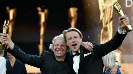 Regisseur Andreas Dresen (links) freut sich neben Hauptdarsteller Alexander Scheer über den Erfolg ihres Films "Gundermann".