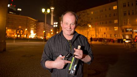 Der Autor Peter Wawerzinek vor dem Rosa-Luxemburg-Platz in Berlin. Bei Wist trank er übrigens nur Tee.