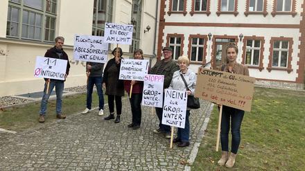 Schmerwitzer:innen demonstrieren in Werder (Havel) vor dem Kreistag gegen die Unterbringung weiterer Geflüchteter im Ort. 