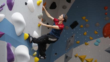 Silas Dech probiert sich an Routen in der neuen Boulderhalle „Boulder-Werft“