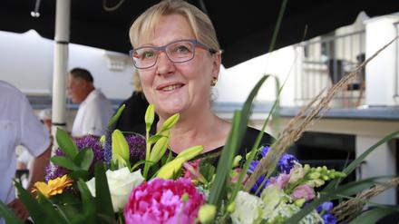 Alte und neue Bürgermeisterin Manuela Saß in Werder. 