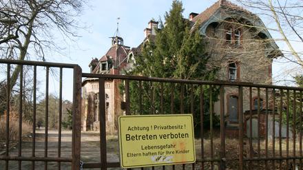 Ein "Betreten verboten"-Schild prankt am Eingangstor zu den Beelitzer Heilstätten. Hier wurden nun 50 Zaunpfähle umgebogen.