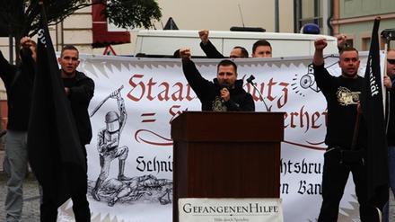 Maik Eminger (Mitte) auf einer Kundgebung der "Gefangenenhilfe" in Brandenburg/Havel. Zusammen mit anderen Teilnehmern forderte er einen „Nationalen Sozialismus“.