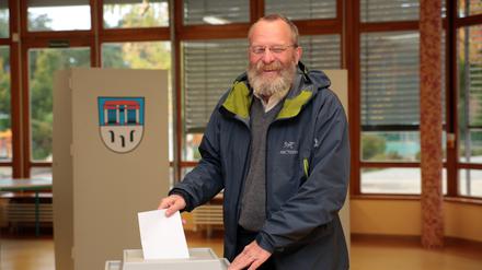 Wolfgang Blasig (SPD) bei der Stimmabgabe am Sonntag in Kleinmachnow.