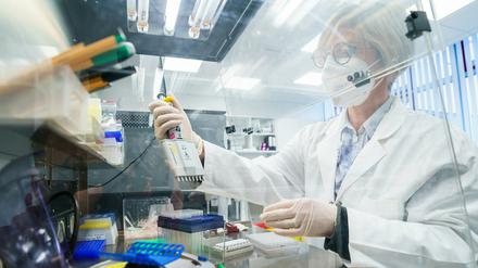 Das Unternehmen Bioscientia, eines der größten Labore in Deutschland, hilft mit Sequenzer-Automaten bei der Analyse von Proben.