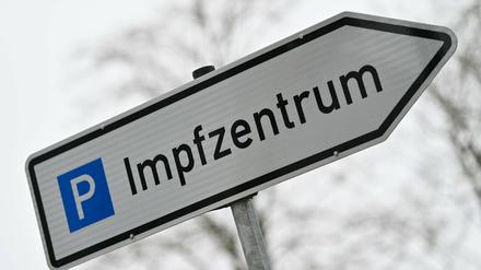 Im Landkreis Potsdam-Mittelmark ist bislang kein Impfzentrum geplant - laut Kreisverwaltung gibt es keine passende Immobilie dafür. Nun soll aber erneut geprüft werden.