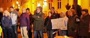 Diese Demonstranten sind gegen den Ausbau der Ruhlsdorfer Straße und das Fällen der Bäume auf dem Marktplatz in Teltow. 