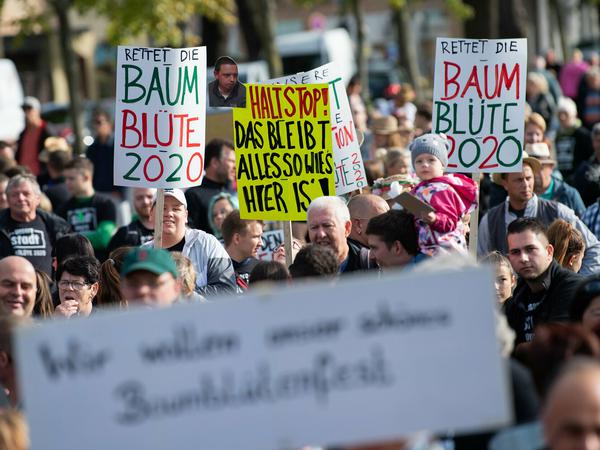 Obstbauern und Einwohner demonstrieren am 19. September 2019 vor dem Rathaus der Stadt Werder gegen die Absage des Baumblütenfestes in den Jahren 2020 und 2021.