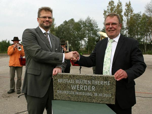Grundsteinlegung für die Blütentherme. Der damalige Bürgermeister Werner Große (r.) mit Frank Nägele von der Kristall Bäder AG.