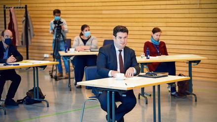 Bundessozialminister Hubertus Heil (M., SPD) sprach nach seinem Rundgang durch die Reha-Klinik in Teltow mit Journalisten.