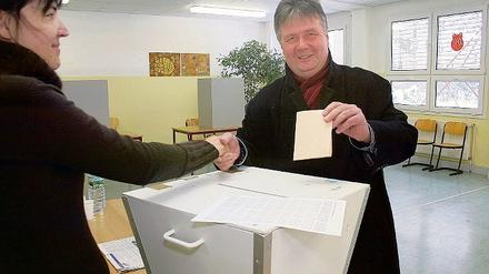 Zuversichtlich: Amtsinhaber Axel Zinke gestern bei der Abgabe des Stimmzettels in der Schule Neuseddin.