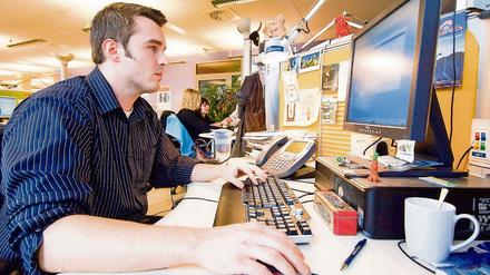 Mitarbeiter im Callcenter in der Ebay-Zentrale in Dreilinden. Zu Spitzenzeiten werden externe Dienstleister eingesetzt.