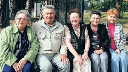 65 Jahre später blicken sie milde auf ihre geraubte Kindheit zurück: Aniela Gawlinkowska aus Polen, Vasilij Ulasau und seine Frau Swetlana sowie Nina Lopatko und Galina Gurkova aus Weißrussland.