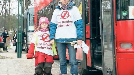 Auf Protest eingeschworen: Kleinmachnower Bürger bereiten sich im Bus auf die Großdemo vor. Viele haben eigene Banner und Schilder gebastelt, um ihren Forderungen Nachdruck zu verleihen. Manche brachten ihre Kinder mit.