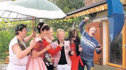 Bei Sturm und Regen wurde am gestrigen Freitag das Winzerfest des Fördervereins auf dem Werderaner Wachtelberg eröffnet. Bacchus beschirmte die Königinnen während Bürgermeister Werner Große (r.) mit dem Wind kämpfte.