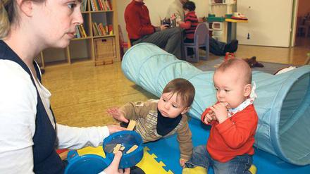 Lennert und Magnus feierten den neuen Standort des Eltern-Kind-Zentrums gestern mit Keksen.