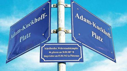 Am Adam-Kuckoff-Platz in Kleinmachnow gibt es sie bereits: Zusätzliche Information zur Person, nach der der Platz benannt ist. Kuckoff war Schriftsteller und entschiedener Gegner des Nationalsozialismus.