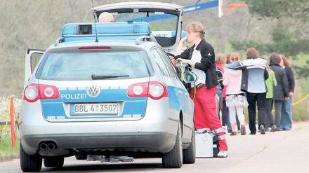 Nach dem Unfall: Polizei und Notarzt vor der Grundschule in Golzow.