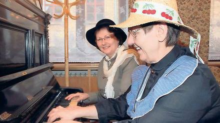 Gut eingestimmt. Jutta Enke und Heidemarie Garbe (v. l.) am Klavier.