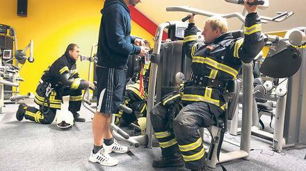 Sondereinsatz. Stahnsdorfs Freiwillige Feuerwehr hält sich fit für den Einsatz. Mit einer öffentlichkeitswirksamen Kampagne wollen die Frauen und Männer neuen Nachwuchs locken und gingen dafür ins Fitnessstudio.