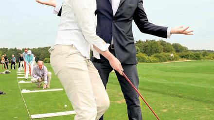 Abschlag. Die Schauspieler Rupert Averett und Martina Gedeck hatten offenbar Spaß beim Charity-Golfen.
