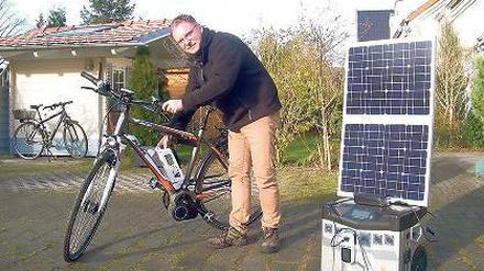 Klimaschutzpionier. Der Kleinmachnower Julian Affeldt radelt mit Sonnenenergie.