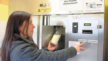 Frischer gehts nicht. 1,50 Euro schmeißt man in den Automaten, dafür gluckert dann die frisch gemolkene Milch in die Flasche.