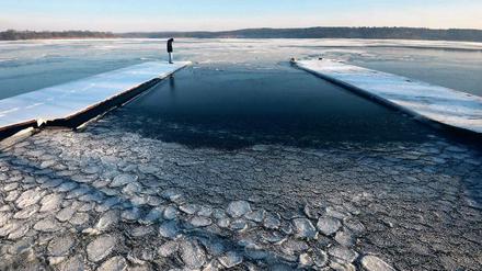 Eiszeit. Der Templiner See ist mit Schollen bedeckt.