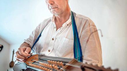 Gibt den Ton an. Jürgen Motog arbeitet als Klangtherapeut im Caputher „Haus der Klänge“.