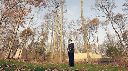 Für die Gefallenen. Eine Soldatin in einem Ehrenhain der Gedenkstätte „Wald der Erinnerung“ in Geltow.